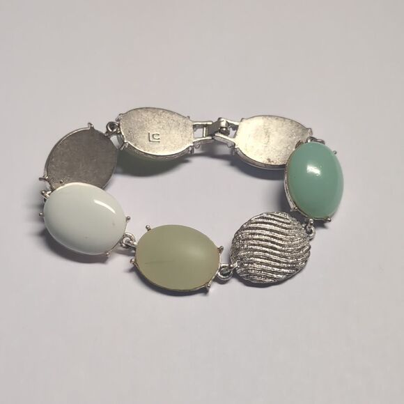 499 Liz‎ Claiborne Oval Silver and Green Stones Tennis Bracelet - Picture 3 of 4